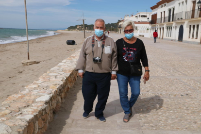 Una parella de gent gran que ha sortit a caminar pel passeig marítim d'Altafulla.