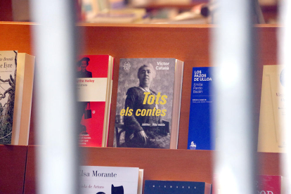 El libro 'Tots els contes' de Víctor Català en la librería Laie con la persiana bajada por Sant Jordi, el 23 de abril del 2020