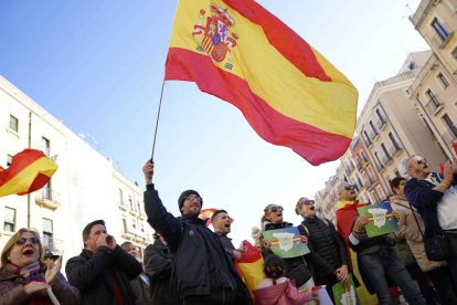Uno de los manifestantes de la Plaça de la Font con una bandera española.