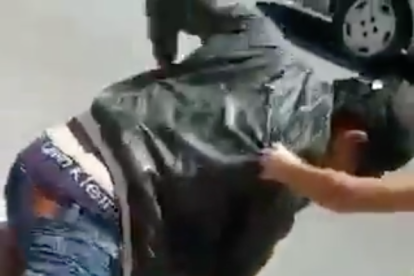 Un instant del vídeo en el qual es pot veure l'agressió a la dona.