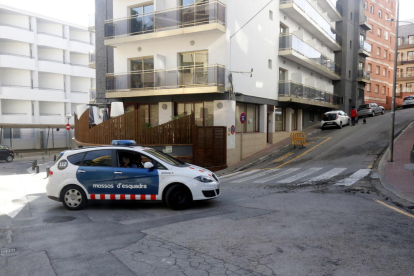 El cotxe amb el detingut arribant a l'edifici de Lloret de Mar on ha tingut lloc el crim.