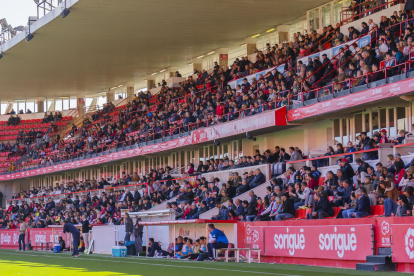 La tribuna del Nou Estadi en un dels últims partits que es va disputar la temporada 2019-20.
