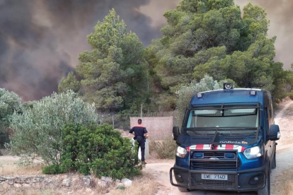 Els Mossos estan evacuant els masos propers a l'incendi.