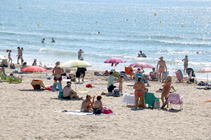 Banyistes a la platja de l'Arrabassada de Tarragona.