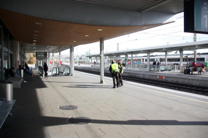 Pla general de l'estació de Tarragona, amb pocs viatgers esperant el tren a mig matí, en la primera jornada de posada en funcionament del nou tram del corredor mediterrani.