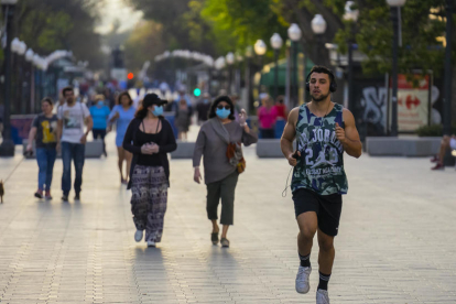 Imatge d'arxiu de persones passejant per la Rambla Nova de Tarragona.