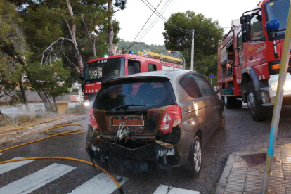 El fuego afectó a dos vehículos más que se encontraban aparcados cerca.