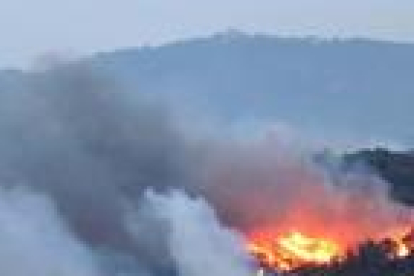 Imatge de l'incendi a la zona de la Torre de l'Espanyol