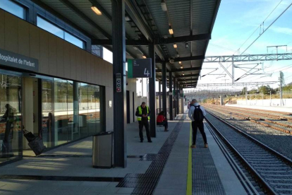 Usuarios esperando un tren en la nueva estación del Hospitalet de l'Infant.