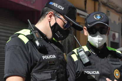 Imagen de dos agentes de la Policía Local Torredembarra.