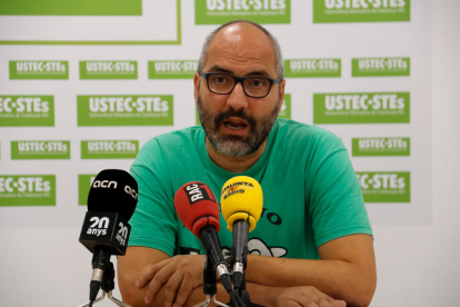 Pla mitjà del portaveu nacional d'USTEC-STEs, Ramon Font, durant la roda de premsa coincidint amb l'inici del curs.