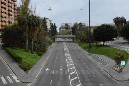 La avenida Vidal i Barraquer de Tarragona mostraba ayer una imagen inusual a pesar de ser domingo.