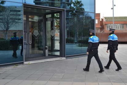 Patrulla de la Guardia Urbana de Reus entrando en la comisaría central.