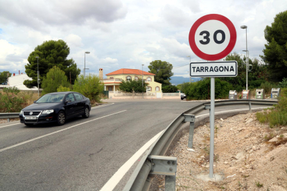 Imatge d'un dels molts rètols amb el 30 que s'han col·locat als carrers de Tarragona, aquest a l'entrada del barri de Sant Salvador.