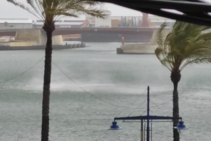 La pluja i el vent han propiciat l'aparició d'aquest fenomen a mig matí davant del barri marítim del Serrallo