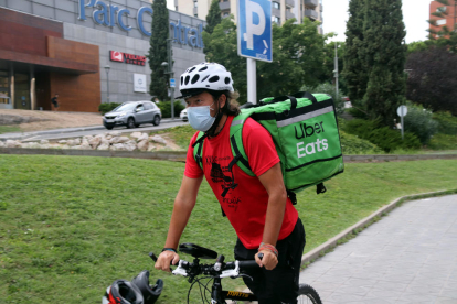 Un repartidor d'Uber Eats damunt d'una bicicleta a Tarragona.