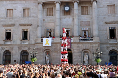 Imatge general dels Castellers de Barcelona descarregant el 3 de 8 en la diada de la Mercè, el 22 de setembre del 2019.