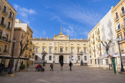Imatge de la façana de l'Ajuntament de Tarragona amb una plaça de la Font amb poc moviment.