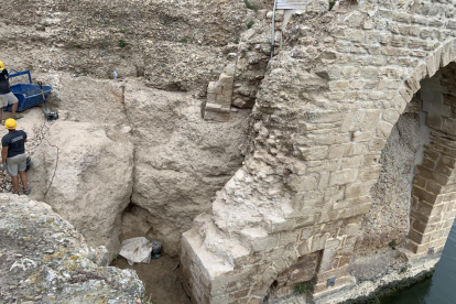Plano general de las excavaciones en el castillo de Amposta con el arco medieval restaurado el año 2017, a la derecha.