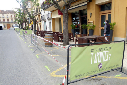 Els treballs provisionals fets per suprimir les places d'aparcament del carrer Miquel Barceló a Falset