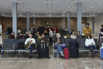 Una imagen de archivo de viajeros en la terminal reusense.