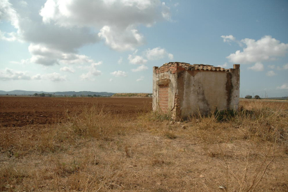 Uno de los dos refugios antiaéreos que se conservan del antiguo campo de aviación de Santa Oliva.