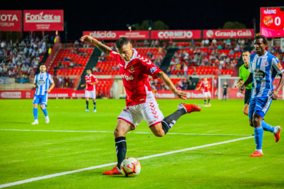 Abraham Minero intenta un centro desde la banda izquierda durante el Nàstic-Deportivo de la presente temporada.