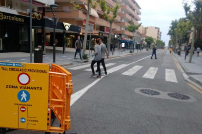 La calle Barcelona de Salou, cortada