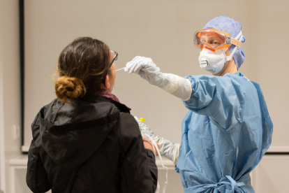 Una professional sanitària agafa una mostra per fer una prova de coronavirus a l'Hospital Clínic de Barcelona.