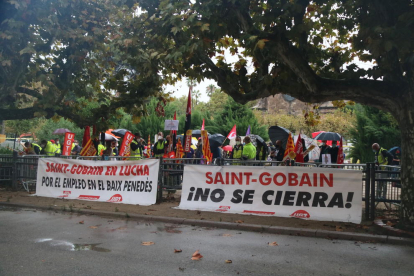 Trabajadores de Saint-Gobain durante la concentración celebrada este miércoles delante del Parlament de Catalunya.