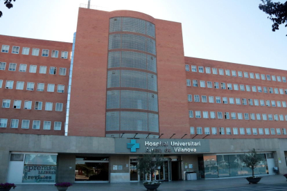 Façana principal de l'Hospital Universitari Arnau de Vilanova de Lleida.