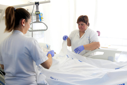Imagen de archivo de dos enfermeras con un paciente.