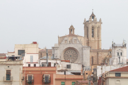 Façana de la Catedral de Tarragona i el campanar.