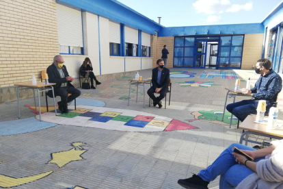 La visita del conseller de Educació, Josep Bargalló, en la escuela La Parellada de Santa Oliva.