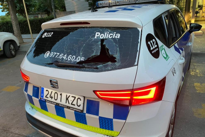 El detingut va trencar el vidre posterior del vehicle policial.