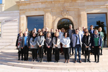 Foto de família dels signants del conveni Corner 2020 a les portes de la Diputació de Tarragona.