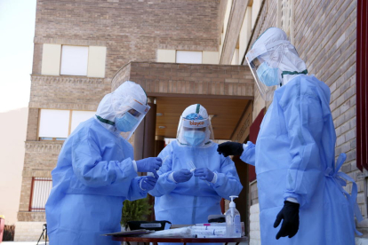 L'equip de mostres d'Atenció Primària de Lleida preparant-se per fer proves PCR en una residència d'Aitona.