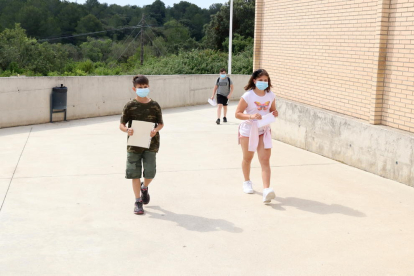 Tres alumnos de quinto de primaria del Instituto Escola la Agulla del Catllar, entrando en el centro por primera vez en más de dos meses.