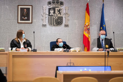 Al centre, el magistrat Alfonso Guevara durant la sessió.