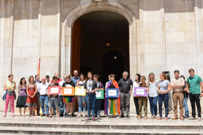 Imatge de l'acte de commemoració del Dia Internacional de l'Orgull LGTBI a la plaça de la Font.