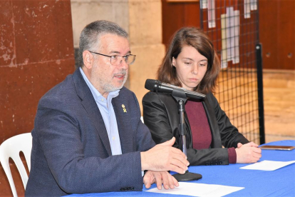 L'alcalde Pau Ricomà i la consellera Carla Aguilar-Cunill, durant la roda de premsa.