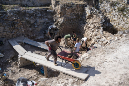 Pla general dels treballs dels arqueòlegs de la UB a la zona de les cisternes del poblat ibèric del coll del Moro, a Gandesa.