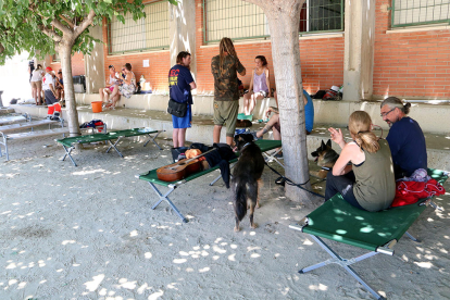 Varias personas desalojadas, en el patio de la escuela de Flix.