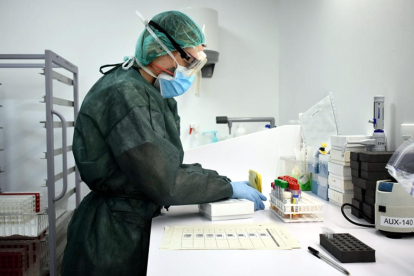 Análisis de pruebas de PCR para detectar la presencia del coronavirus en la sede del Laboratorio Clinic del ICS en Gerona.