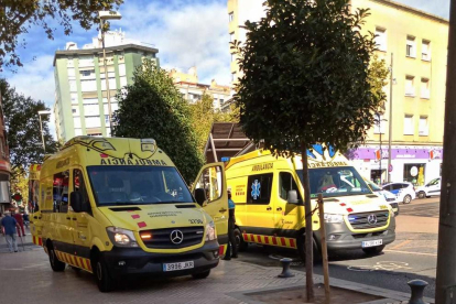 Dues ambulàncies del SEM al lloc del fets.