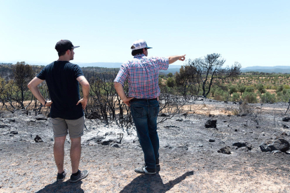 Una vecinos observando los daños ocasionados por el fuego en la Ribera de Ebro.