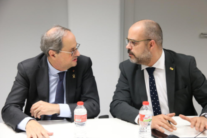 Plano cerrado del presidente Quim Torra y el conseller de Interior, Miquel Buch, durante la reunión de coordinación con los equipos de emergencia por la explosión en La Canonja.