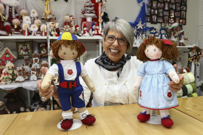 Isabel Marsal con los dos muñecos que ha diseñado y confeccionado en su estudio de Reus.
