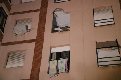 Vista d'una finestra malmesa presumptament per l'explosió d'una planta química a Tarragona.