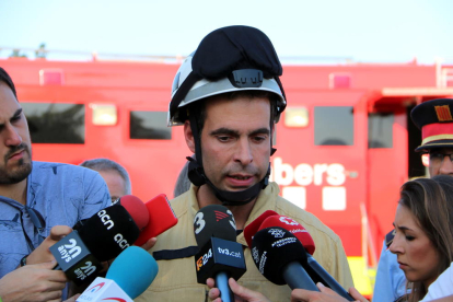El cap de la intervenció, Antonio Ramos, en l'atenció als mitjans al Centre de Comandament de l'incendi de la Ribera d'Ebre.